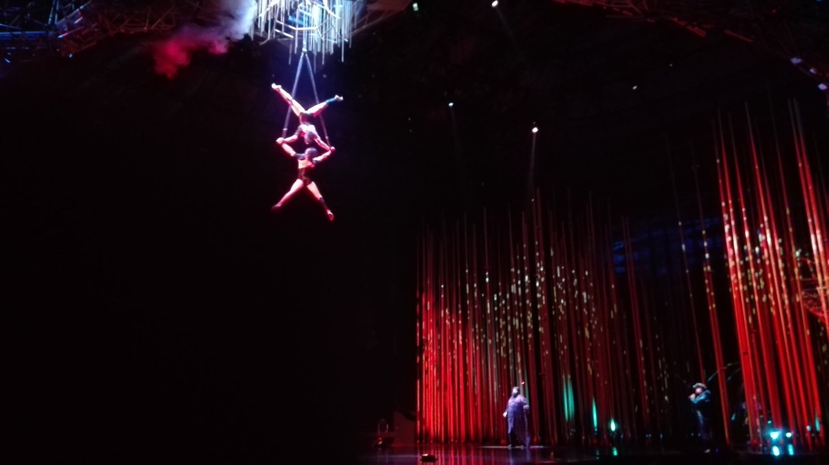 Fran13Hdez's tweet photo. Espectáculo mágico, derroche de arte, músicos y acróbatas alucinantes... Increible ver #varekai de #CirqueDuSoleil https://t.co/6FTsdVbTh6