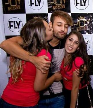 flyeah_twoal's tweet photo. É ciúmes mesmo, afinal, quem ama cuida. 😌👌💏 #FotoDeFa https://t.co/62tn7W6cNL