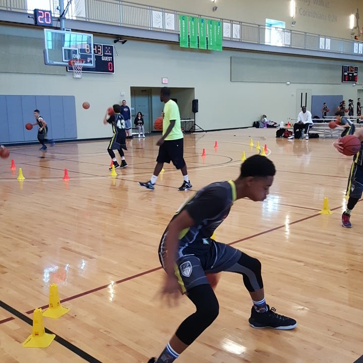 brianpoole12's tweet photo. Day 2 of #ebcarizona camp. Son #Boothman getting on some dribbling work. https://t.co/1PUpfiJuET