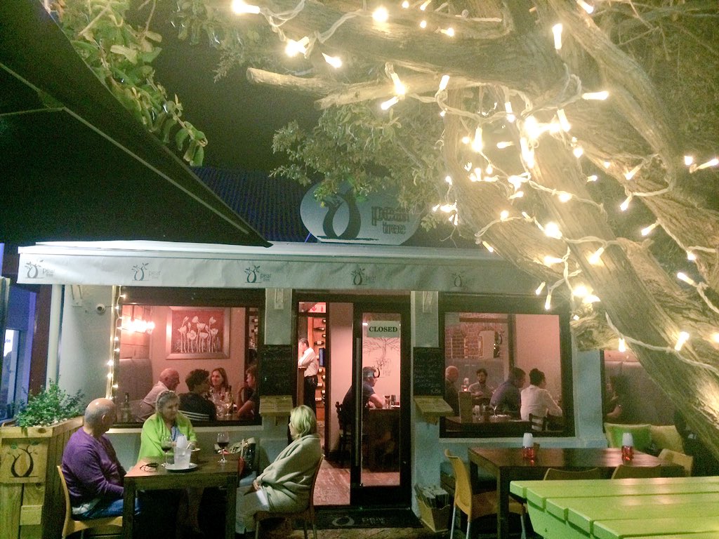 HermanusBuzz's tweet image. Outside dining at #PearTree on the #VillageSquare #greatfood #goodservice #fabsetting