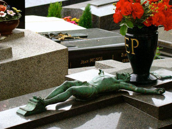 leumacen's tweet photo. edith piaf'ın mezarı. naif. https://t.co/y6eDre3XqT