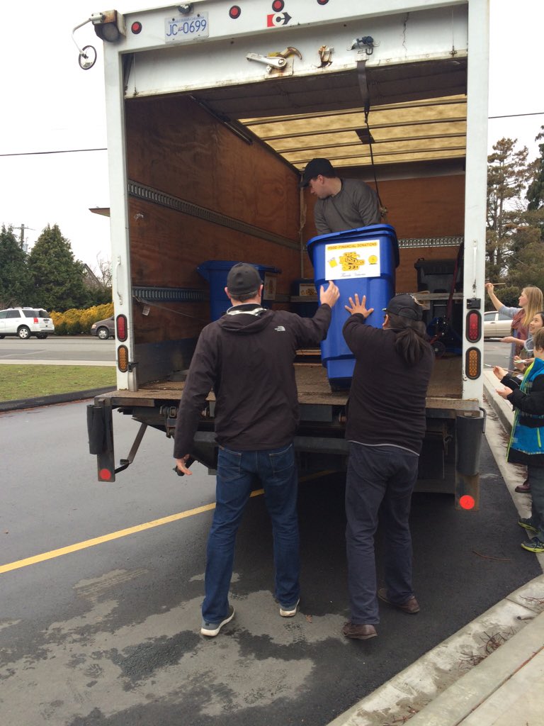MichelleKOakBay's tweet photo. #oakbay look for @OakBayHigh arts stdnts &amp; this v quiet @GeaZone @smithelectric truck w/ donations @MustardSeedVic https://t.co/DygDOC0fxi