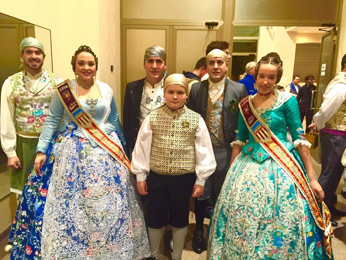FallaXuquer's tweet photo. Representants de la falla,i delegats JLF,fan acte de presència a les exaltacions de #CheCollons i del @MercatFalla https://t.co/8vUDPSDoat