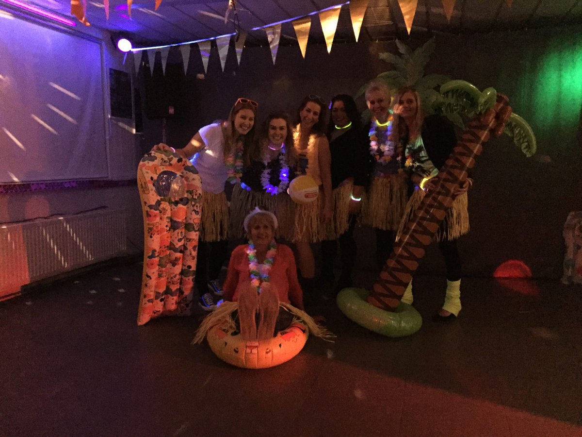 Setfighters's tweet photo. Het Setfightersfeest kan van start gaan! Thema Winter-beach #setfighters https://t.co/Ul7lfwr71g