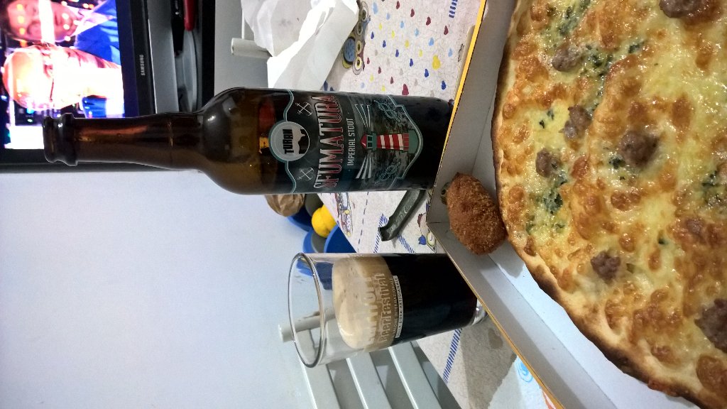 MotociclistaR's tweet photo. Pizza gorgonzola e salsiccia di #happypizza e la #sfumatura di #turan 🍕🍕🍺🍺😋😋 https://t.co/wdM455JP4g
