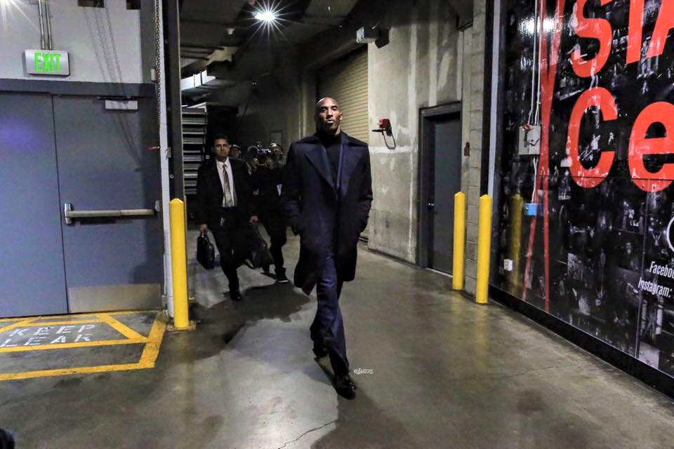 LALTurkiye's tweet image. 81 sayıdan 10 yıl sonra aynı koridordan aynı salona yürürken.. @kobebryant #KB20 #81points