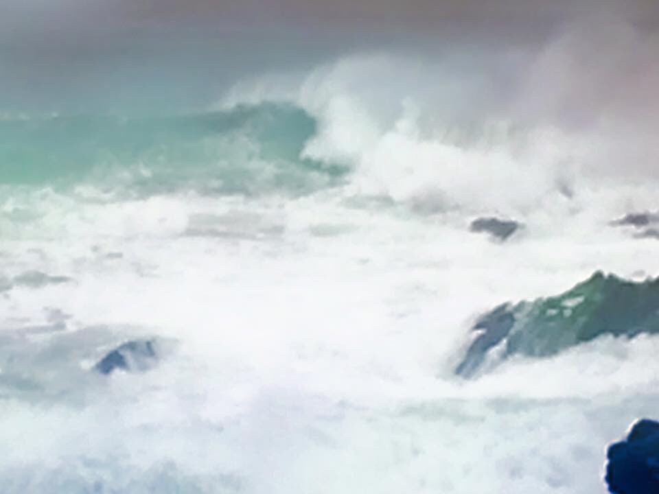 PowerofPoldark's tweet photo. #waves in #Cornwall this afternoon #roughseas #PoldarkCountry #AngryTide photos: #SouthwestRamblesFB @hughes_r18 https://t.co/WmJgKacx4f
