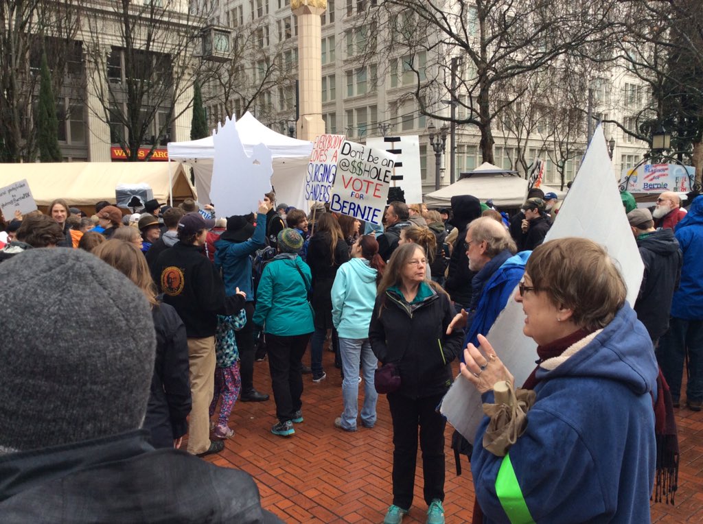 beauiful_moon's tweet photo. #PDXforBernie #MarchForBernie #Bernie2016 https://t.co/tNENWK0KJP