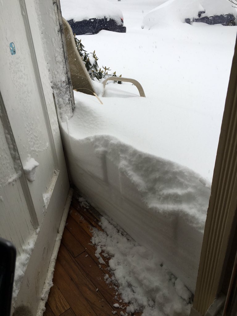 Marielaurestay's tweet photo. Snow in baltimore! #blizzard2016 https://t.co/yT99cr9Oa3