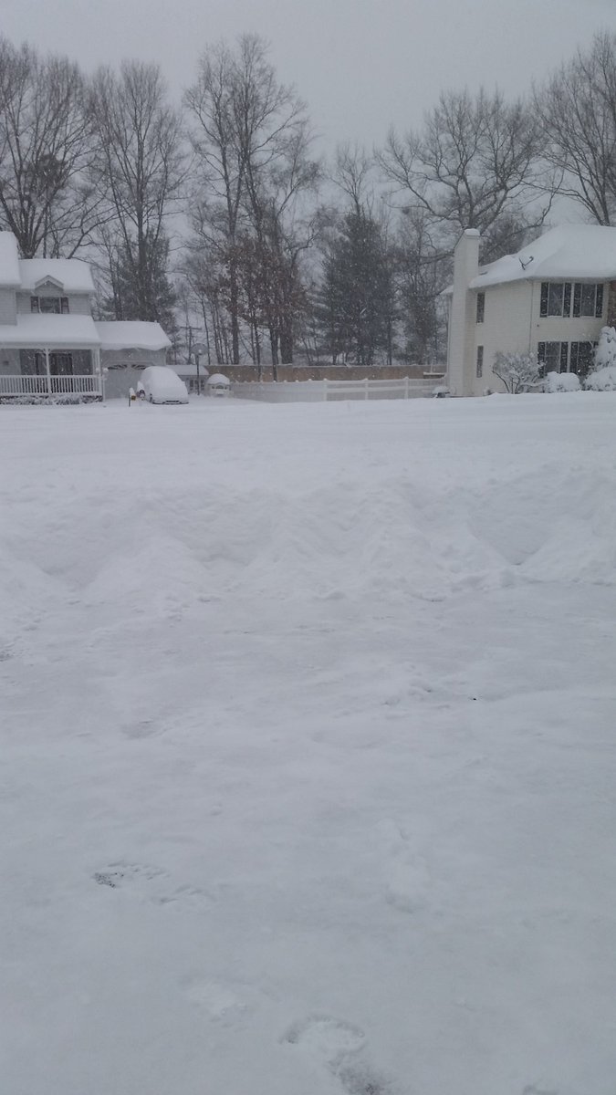 DonnaKeslosky's tweet photo. Hopefully we won't need to go anywhere. Not a plow in sight. #PRsnow #blizzard2016 #IHateWinter @PoconoRecord https://t.co/RK6VMuOQzy