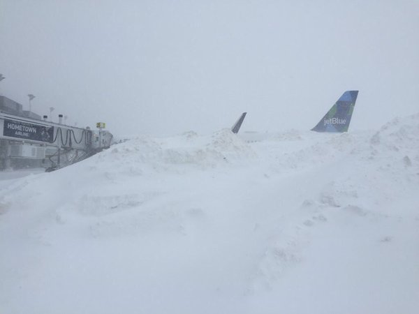 jatirado's tweet photo. Así está el Aeropuerto Internacional John F. Kennedy, en NY, tras el paso de la tormenta #Jonas #jonasblizzard https://t.co/SzWaJJVllc