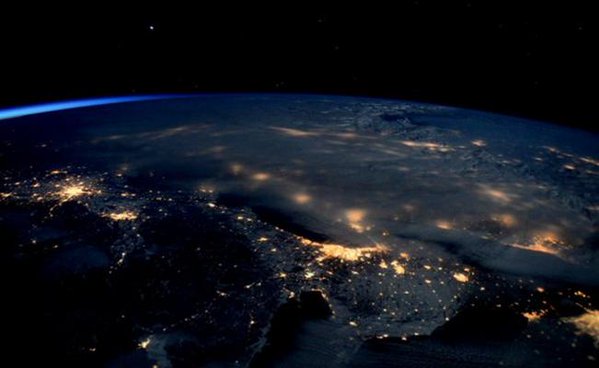 El_Universal_Mx's tweet photo. #ENTÉRATE Astronauta muestra imagen espectacular de gran tormenta de nieve en #EU https://t.co/sFmMwSemU6 https://t.co/5MslLcVbXm
