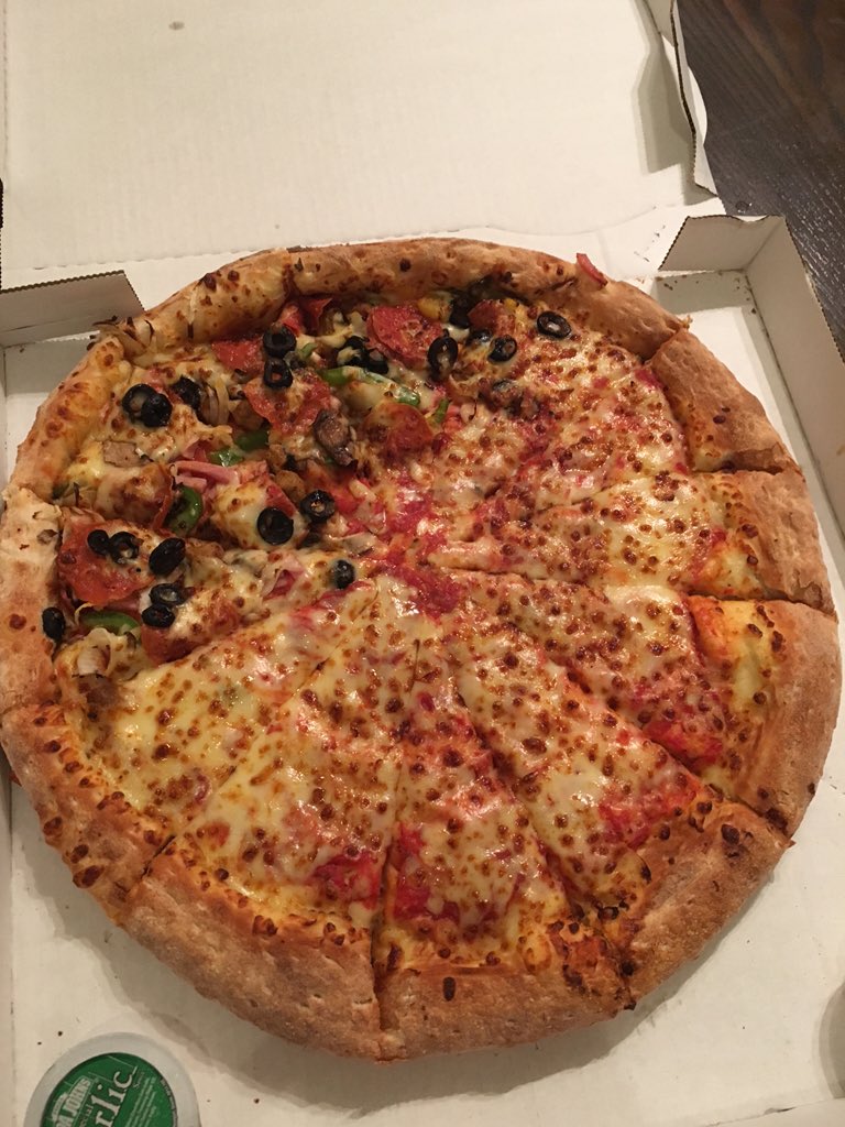 LouiseSach's tweet photo. @PapaJohnsUK seriously!!How is this half &amp; half!?call up to complain 2 b told I'm a liar!!Nice. #poor https://t.co/fhDT8FWL9l