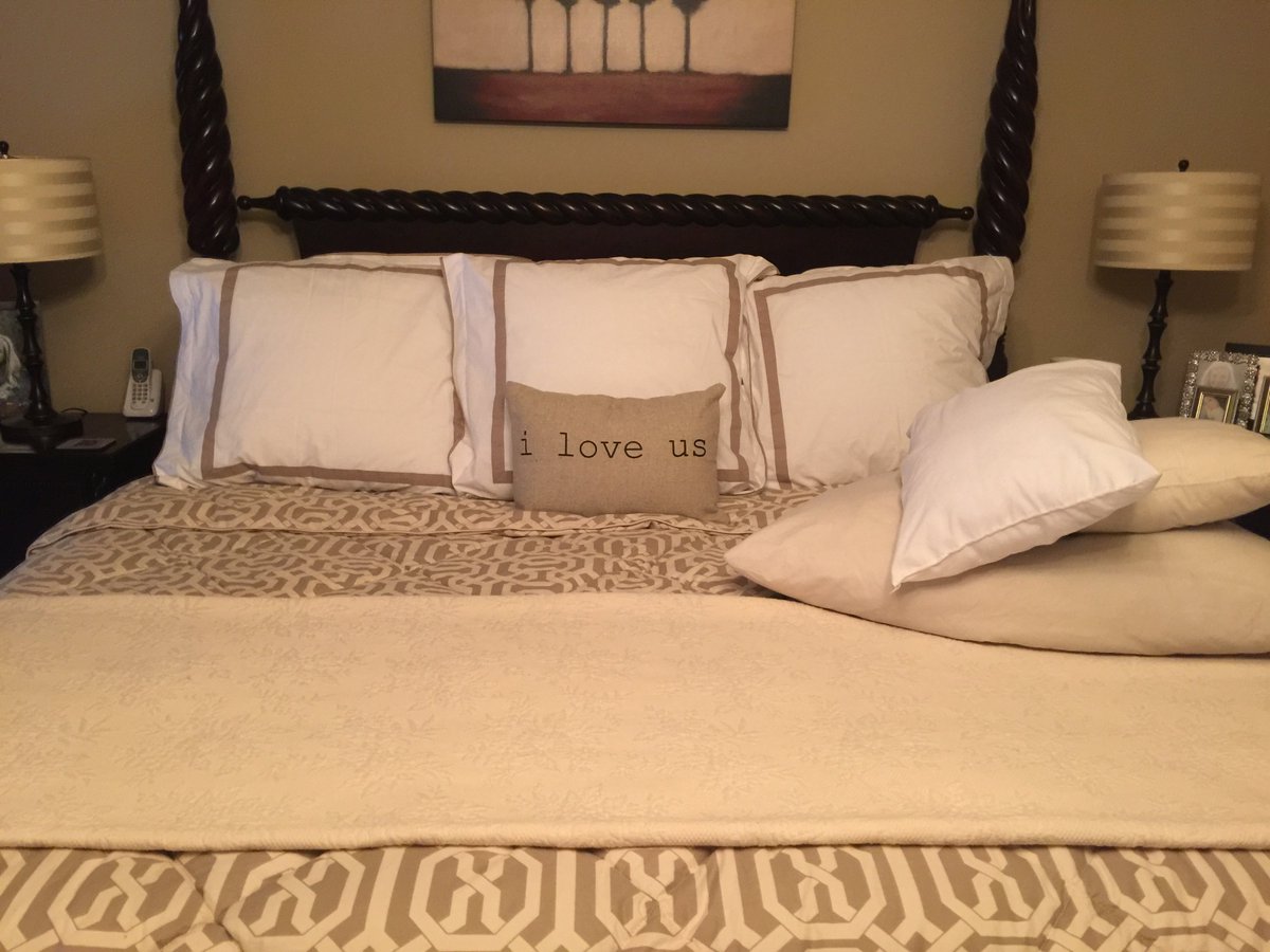 randyadh's tweet photo. I spent 1 minute making the bed and 10 trying to figure out the pillows ... only to find 3 lefts overs. #3GIRLSANDME https://t.co/ddBr7IryDC