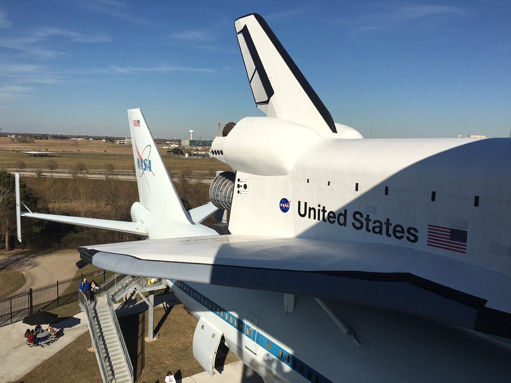 simpleexplorers's tweet image. What an awesome feat of #engineering! The 747 was stripped bare inside to carry the weight. #IndependencePlaza