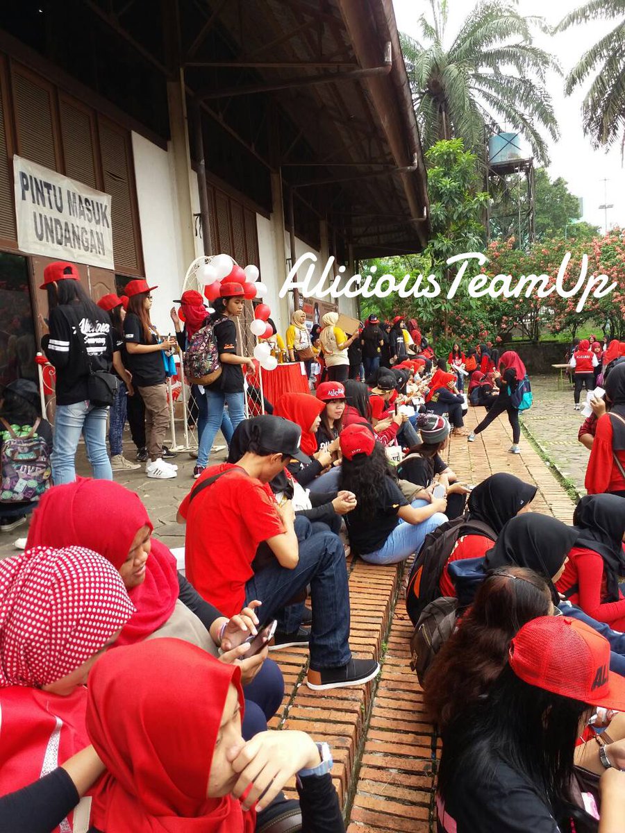 AliandoFan's tweet photo. Candid candid yang disana nih 😁😁 rame banget yaa. Have fun buat kalian💕💕 #4thALC https://t.co/7QY2uwBNgi