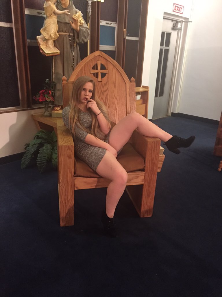 scritt_'s tweet photo. May or may not be a drunk Scritty breaking and entering into a church right now. https://t.co/QAWvZC5opb