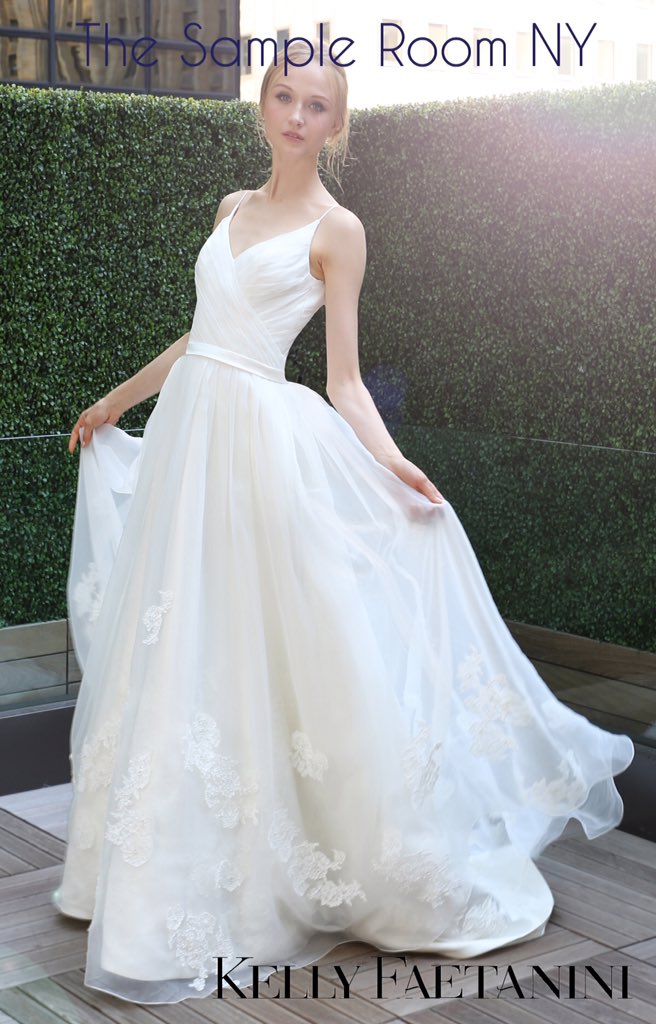 TheSampleRoomNY's tweet photo. Check out the new arrivals to The Sample Room NY #kellyfaetanini #weddingdress #samplesale #blizzard #jonasblizzard https://t.co/33iQZR5TjT