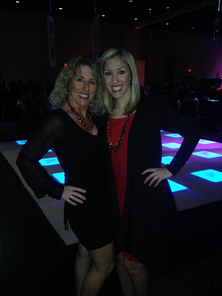 omghiiiiMarissa's tweet photo. Having a BLAST hosting #PaintNWA tonight! Party with a purpose! Support the American Heart Association ❤️ @KNWAnews https://t.co/43xyVugdun