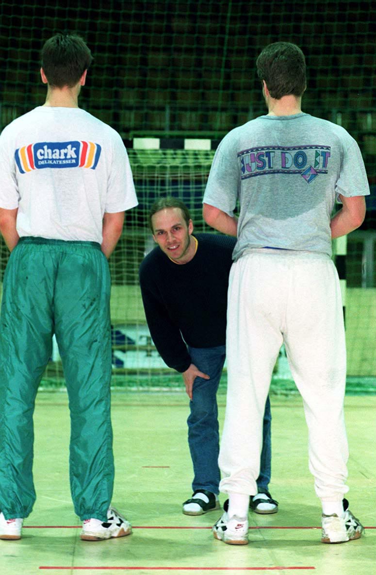 Uppställningen. Tofflorna. Ryggsvetten... 😂 Men visst minns ni Tommy Suoraniemi? Foto: Bildbyrån #handboll