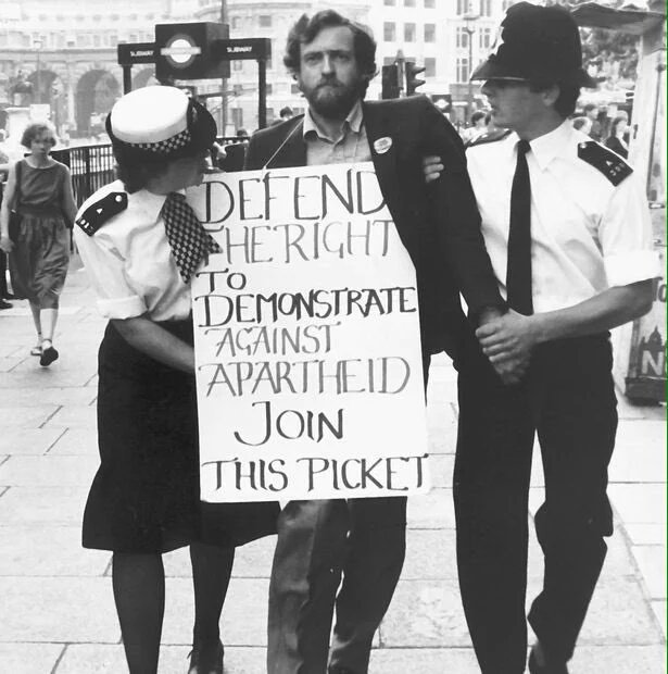 RafaelStepanian's tweet photo. We are born to express our solidarity
We are born to share and care
Capitalism is the disease, the disharmony https://t.co/Vnl2B4OjeR
