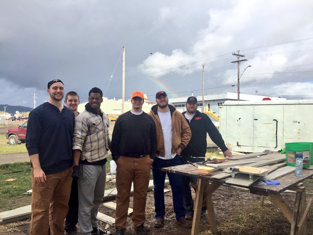 BeaverFootball's tweet photo. Team work @BentonHabitat. #BeaversBuild #beyondfootball https://t.co/QSHoHklWjg