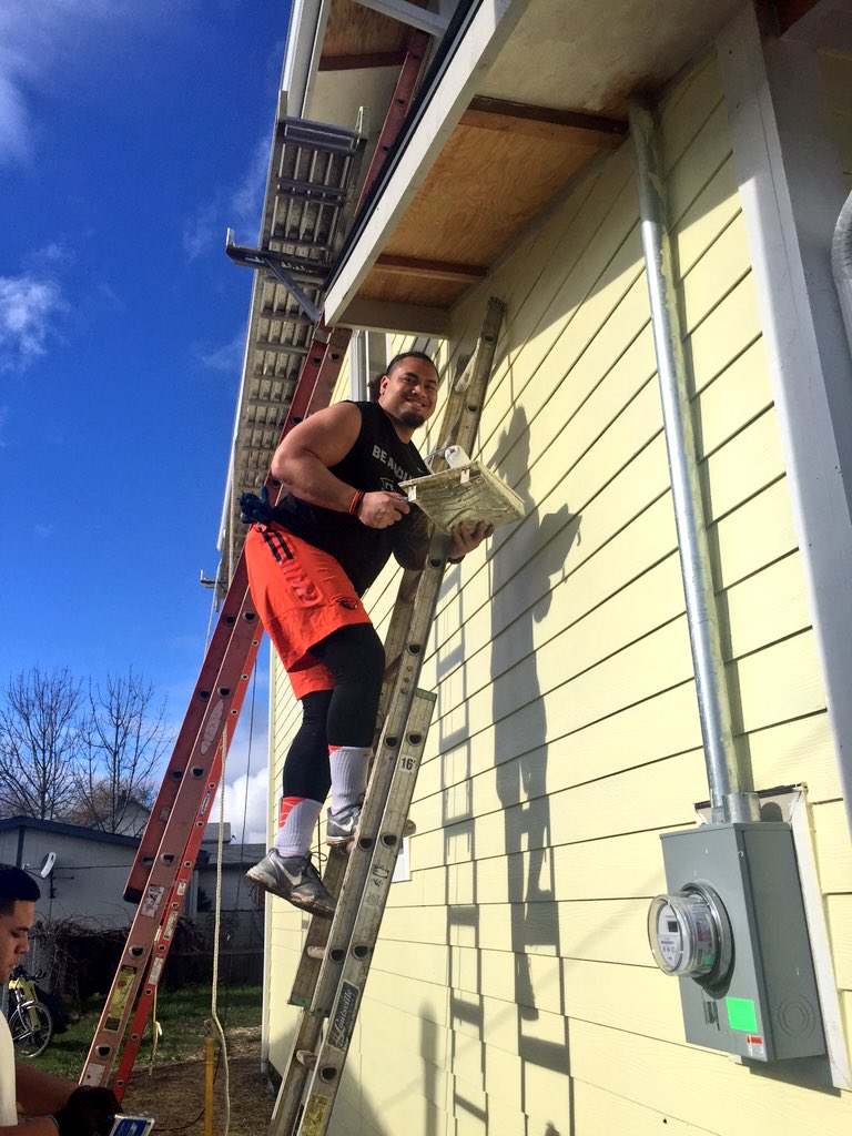 BeaverFootball's tweet photo. Team work @BentonHabitat. #BeaversBuild #beyondfootball https://t.co/QSHoHklWjg