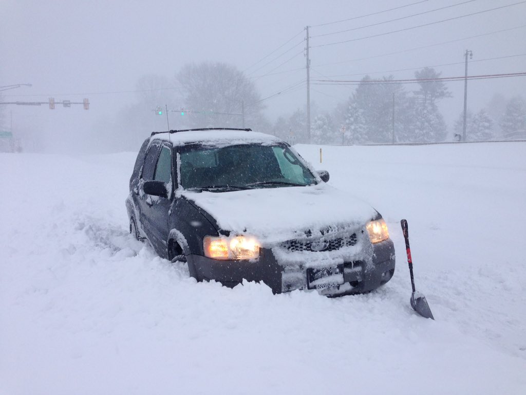 VinnyTennis's tweet photo. It was bound to happen, I'm not stuck, only delayed. #LNPStormWatch #lancastersnow https://t.co/Rhtx8qPS74