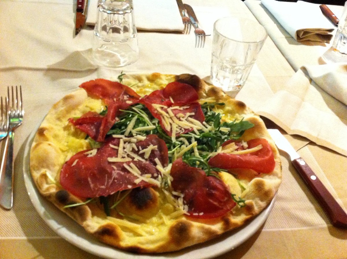 Caecilihoe_XV's tweet photo. Pizza is the complement of esse https://t.co/xxSzfXogI9