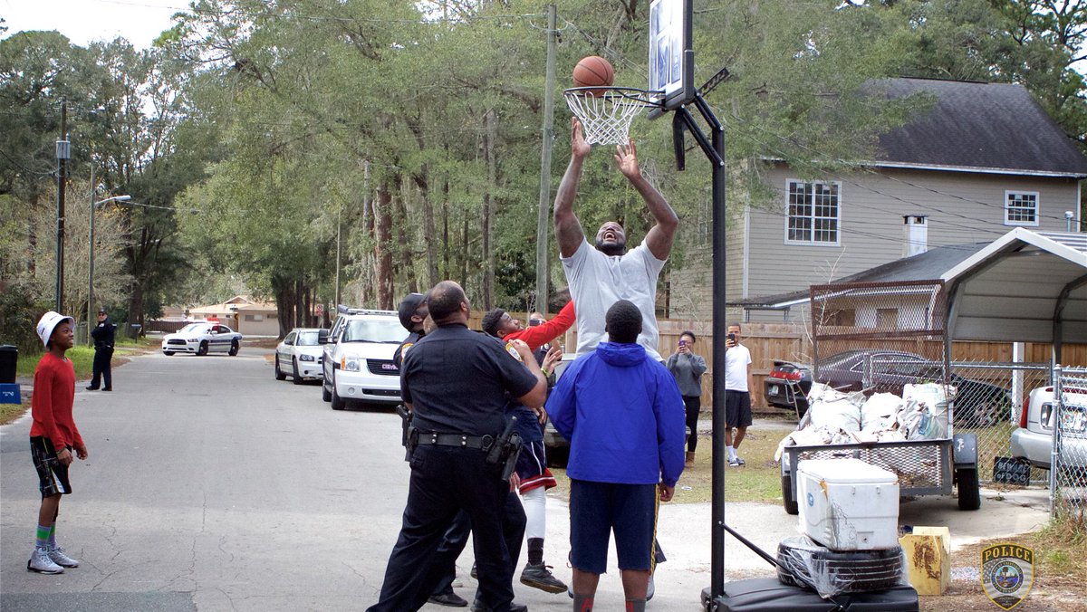 wjxt4's tweet photo. .@SHAQ makes surprise visit to play ball with kids in viral @GainesvillePD story! https://t.co/Og6mIxqrjx https://t.co/FsI1Da7G2v