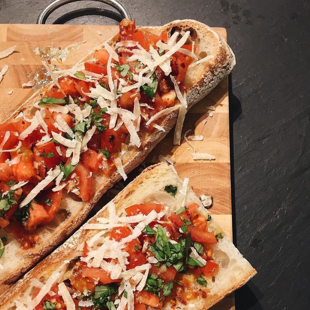 eingerollt's tweet photo. Lovely #bruschetta #italian #bread w/ #oliveoil #tomatoes #garlic #basil and #ciabatta from #hoefer 😂 #koblenz #ins… https://t.co/vAaIiCixek