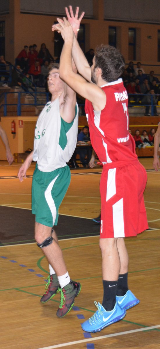 PBBbaloncesto's tweet photo. Lanzamiento d @IkerBesada q dio la Victoria al #SMAPBB @PBBbaloncesto Vs @vgobasket (64-63) en el Ultimo segundo. https://t.co/Nz8ua1fNSW