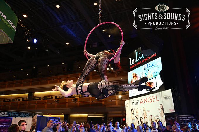 HANGING around at the AEE  Expo while I Sing :) @thecircuschick @AEexpo @SightsSoundsInc #aerial #Aerialhoop