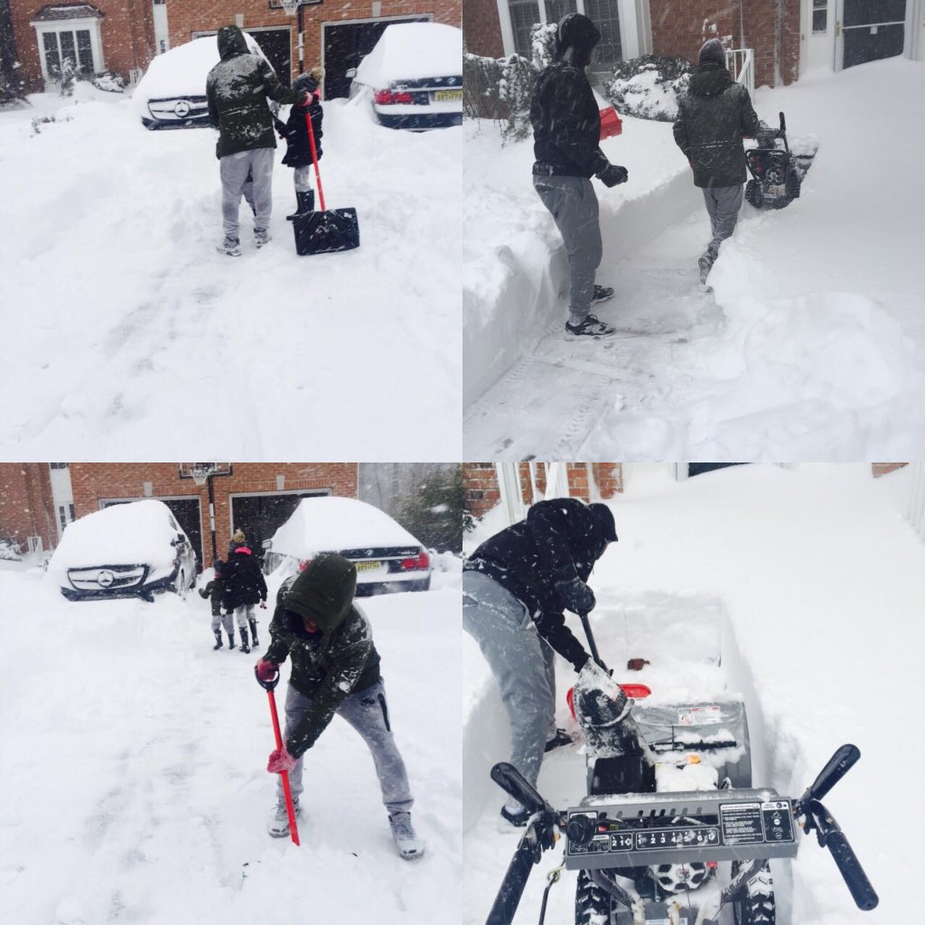 swp29's tweet photo. So first winter snowstorm hahaha🙈🙈🙈 you know it's cold when ur phone shuts off!!! https://t.co/EDAEHD8E14