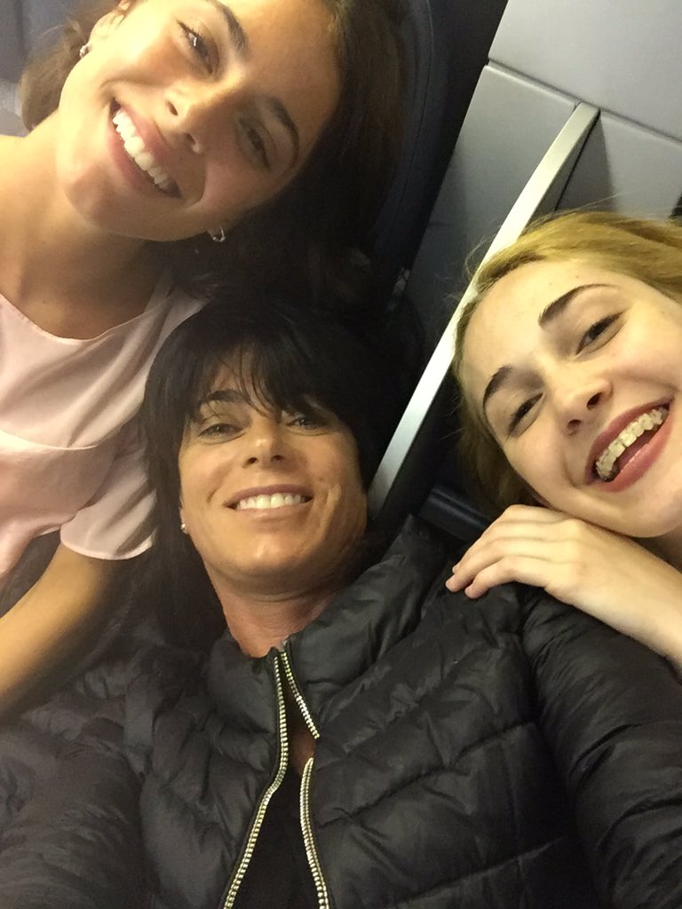 marianaluciamuz's tweet photo. Molestando a las chicas ! 😂😂✈️🌎 LA !!!! https://t.co/8mtUBeqTEO