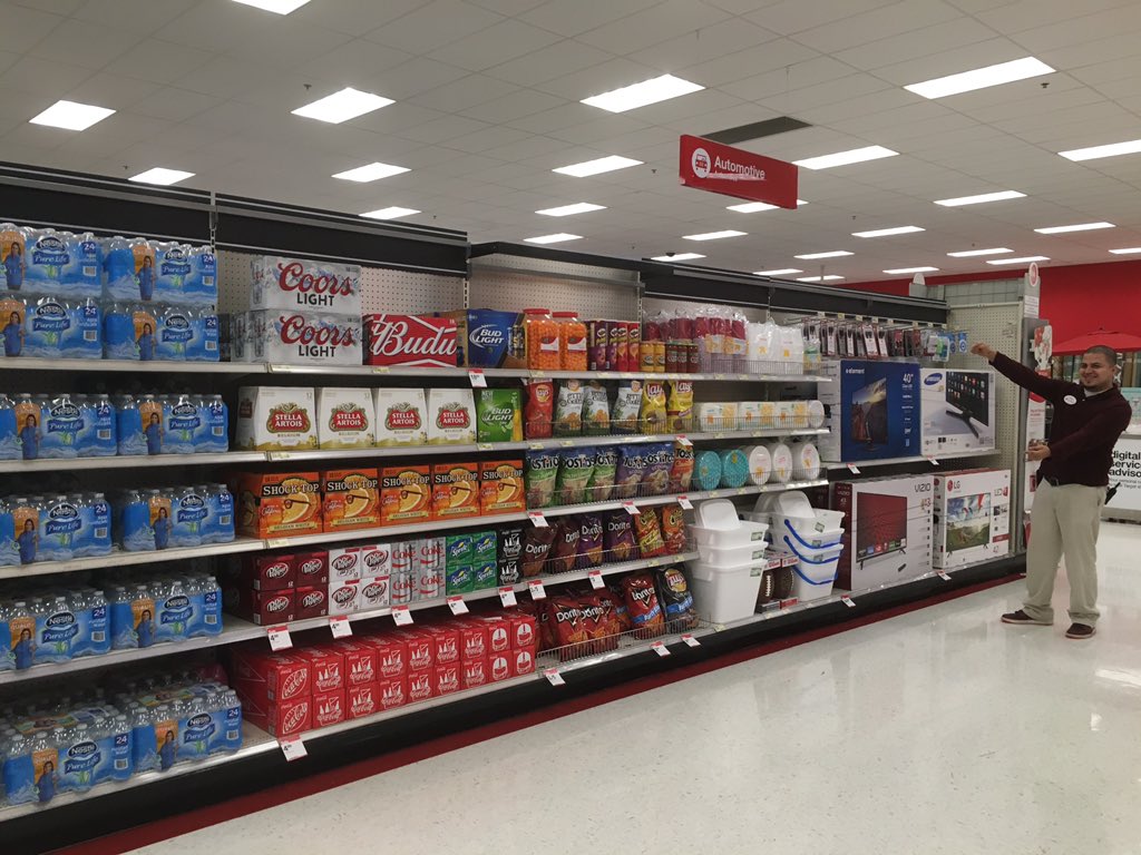 mahreeuh_perez's tweet photo. Super Bowl madness!!! Hardlines Team Leader Jorge S. is driving sales by utilizing prime real estate! #drivingsales https://t.co/1TfyxfHkZi