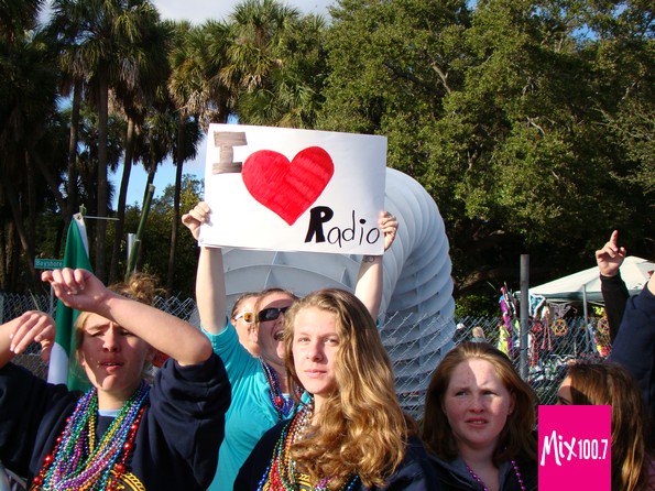 tampabaysmix's tweet photo. PHOTOS: #Mix1007 &amp; @CMAquarium float @ #Gasparilla #KidsParade #Tampa  https://t.co/1YGVo2vwqZ #iHeartRadio https://t.co/G76vZ8fhw8