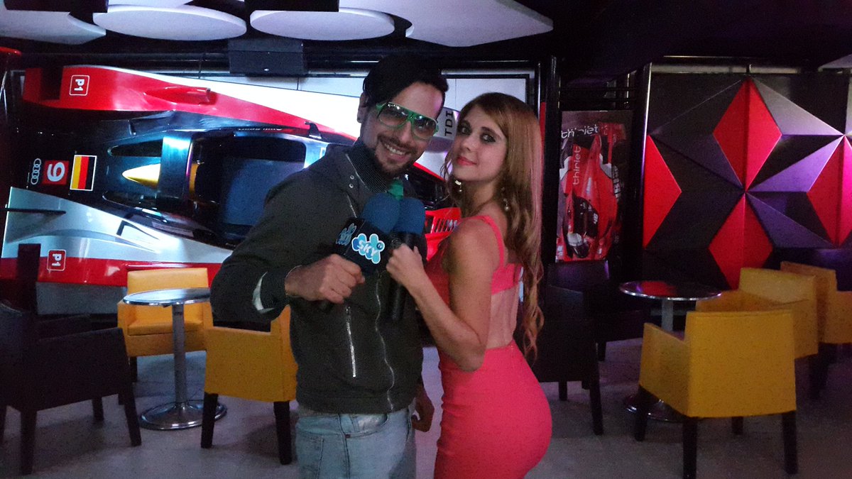 YoFAB10's tweet photo. @6666Jc y la bella Erika Unda en el estreno anoche de Running Bar, en CC Alto Prado #Mérida @ciudad360sky https://t.co/nOEZbkcKbN