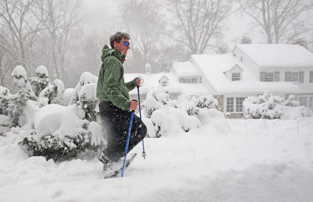 VinnyTennis's tweet photo. Jordan Zimmerman snowshoes in Manheim Twp. #LNPStormWatch #lancastersnow https://t.co/vq72Bdu1Ox