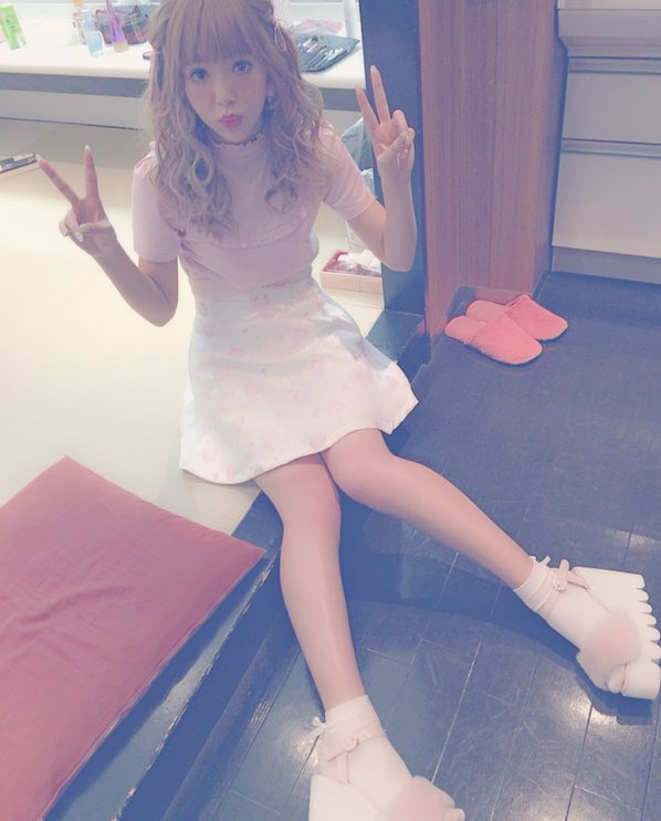 0220nicole's tweet photo. いってきまー♡あれ♡えへへ〜〜 https://t.co/AUj9I5LAP5