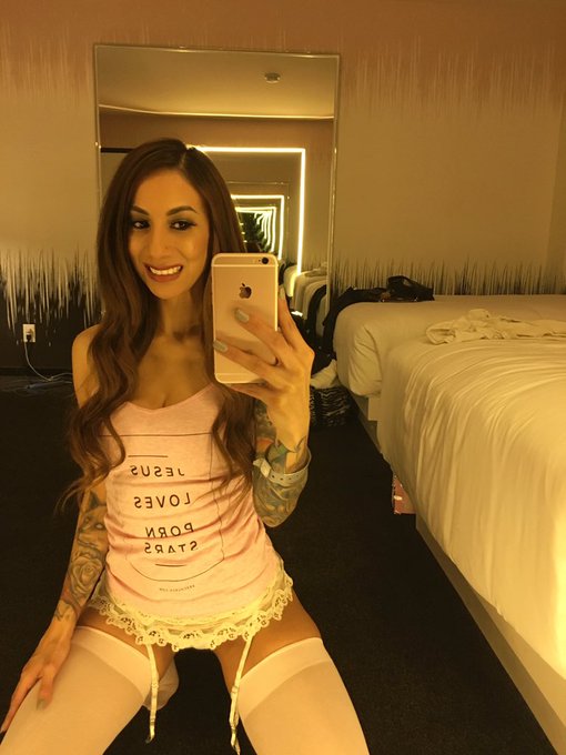 #AVN tonight soo excited!! 🎉@AEexpo #StassiSinclair https://t.co/xgSnJK01bF<a href="/tag/avn"class="tags">#AVN</a><a class="tags" href="/tag/aeexpo">@aeexpo</a><a href="/tag/stassisinclair"class="tags">#StassiSinclair</a>