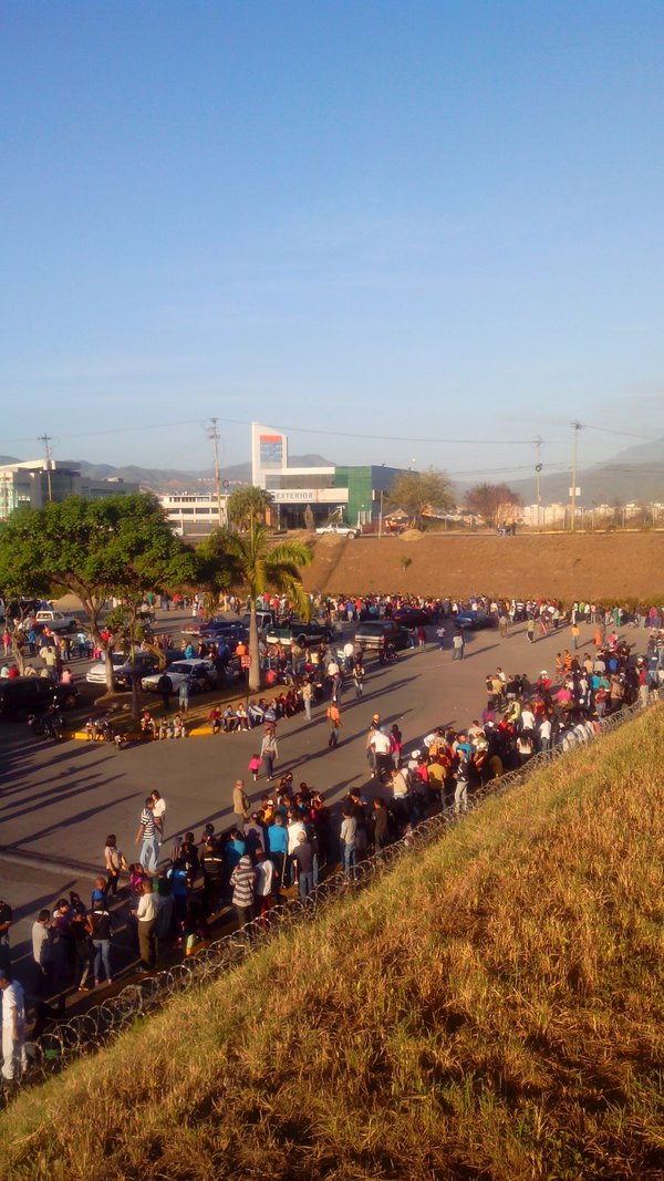 CaraotaDigital's tweet photo. Protestaron por falta de comida en Pdval de la Intercomunal Guarenas-Guatire (+Fotos) https://t.co/RVxdfUNKJk https://t.co/r3YOxPTUFc