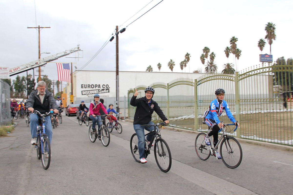 BobBlumenfield's tweet photo. Great morning biking our West Valley neighborhoods and thinking about the future of Reseda! #BikeSFV #ResedaRising https://t.co/HCLynLV9Xl