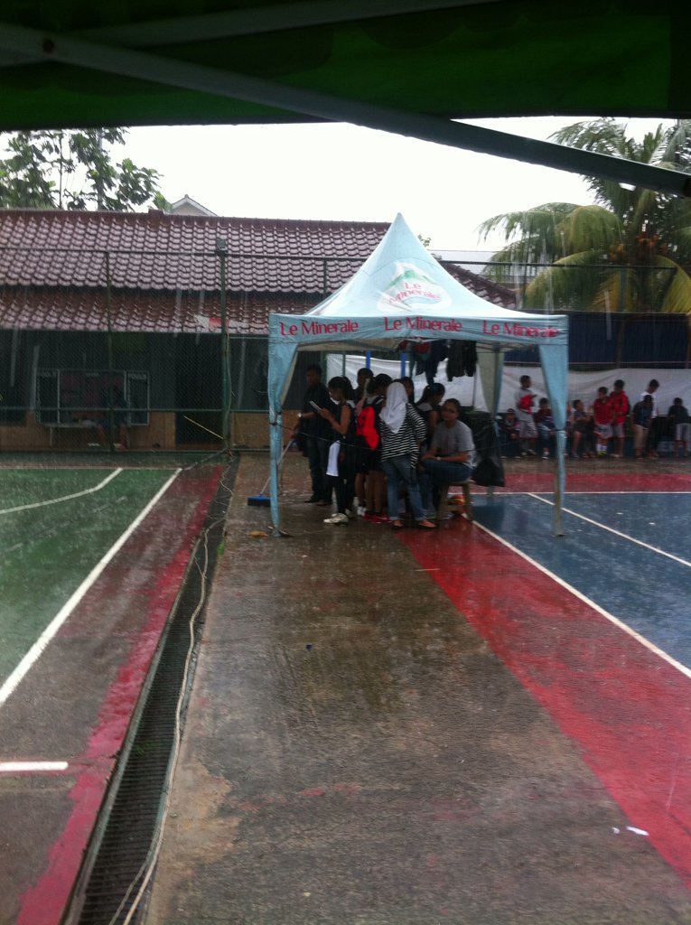 depokPERBASI's tweet photo. Turnament bola basket 710 harus kembali tertunda dikarenakan cuaca hujan. #depokbutuhGOR https://t.co/T9Sl3DhXnC