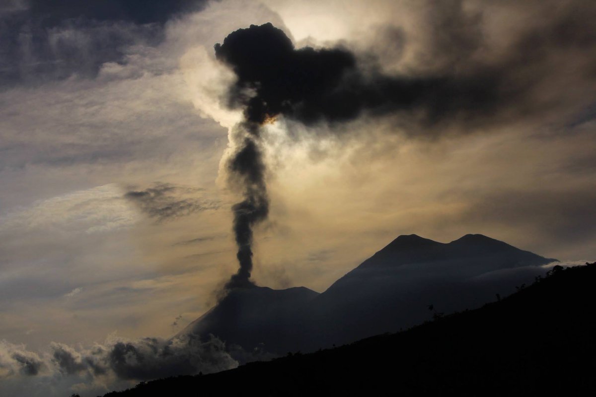 elliotbatz's tweet photo. La Antigua Guatemala Fire Volcano Eruption 20/1/16 https://t.co/ZFMhVCNMLa