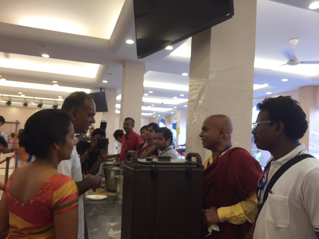 lauraphilomin's tweet photo. Minister Shanmugam speaking to volunteers at Sri Srivinasa Perumal Temple #Thaipusam https://t.co/xbn9LRrU5P