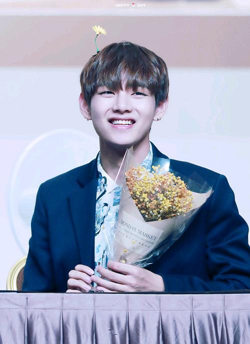 bangtaev30's tweet photo. LOVE YOU 
MISS YOU 
NEED YOU 
@yeojahye https://t.co/XyZ5XHcJRF