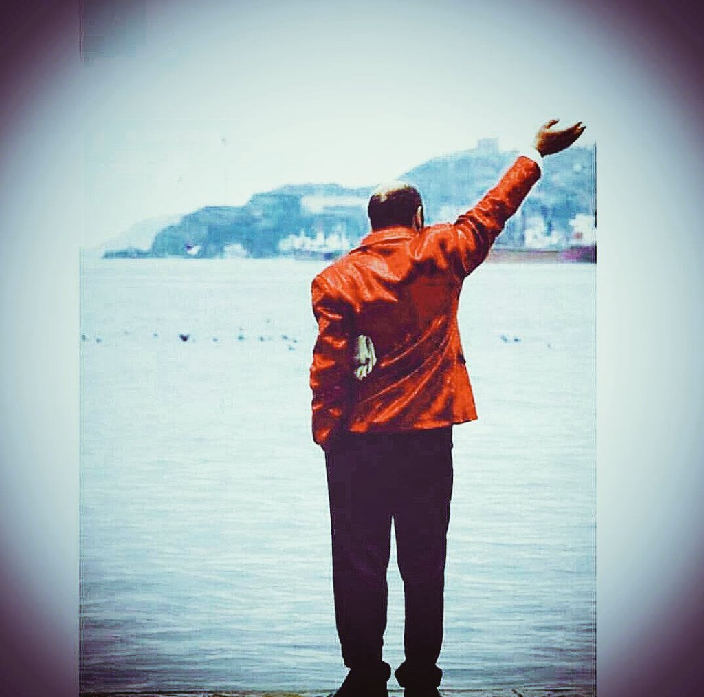 barmanyak's tweet photo. - İsmail abiiiii !!!
-Hooopp
-Nabiyon ? 
-iyi ayni bekliyom biliyon ayni... 😧

O gemi birgün  gelecek... https://t.co/XH1Pbvxl91