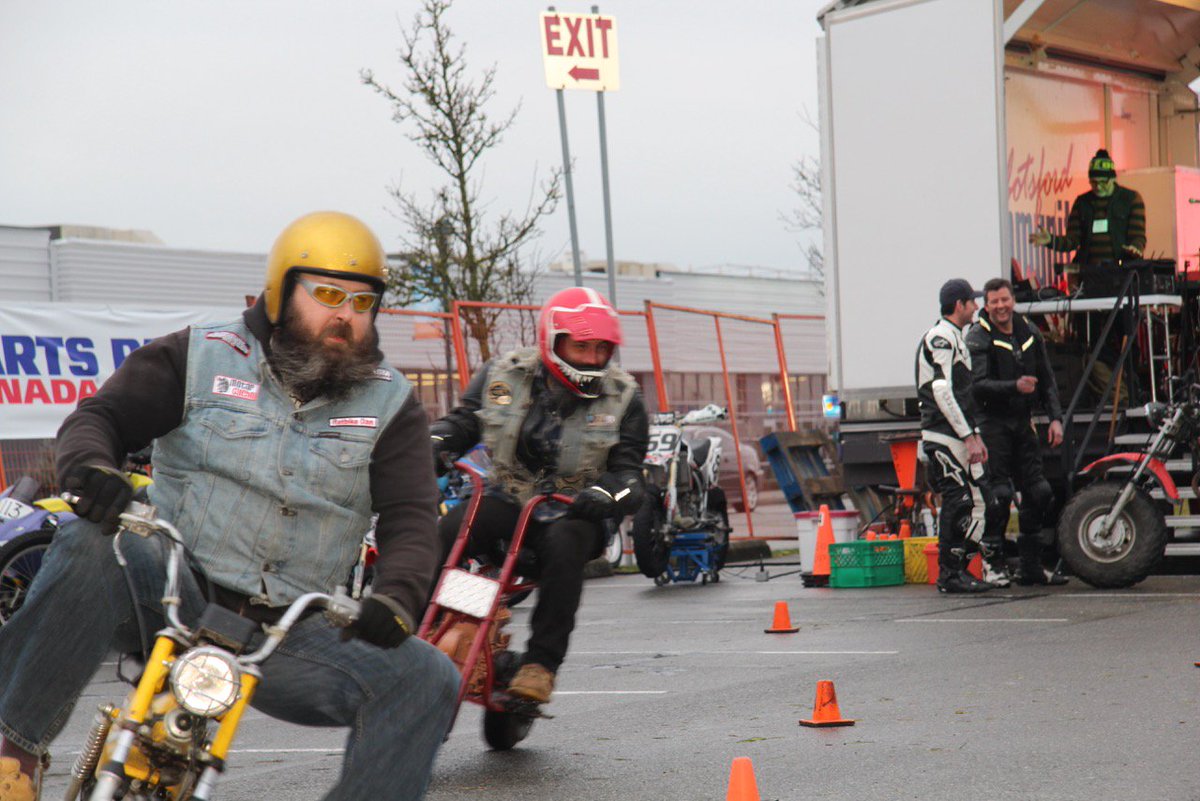 thebikeshows's tweet photo. (2 of 2) .... a rockabilly run-what-you-brung motorcycle race broke out near-by #HadToSeeIt #ToBelieveIt #YVR https://t.co/Kf5Fuai6gL