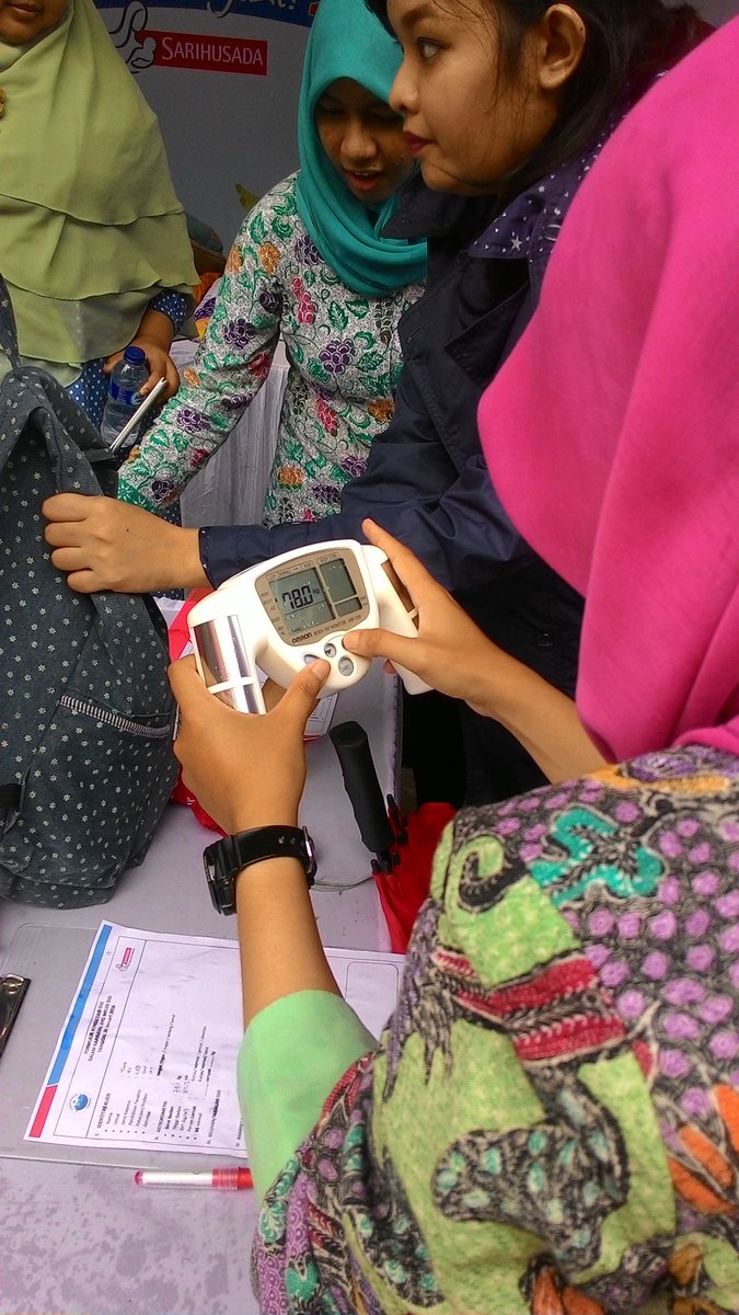 Nutrisi_Bangsa's tweet photo. Mau cek gula darah? Kolesterol? Kecukupan gizi? Coba konsultasi sini di Nutrition consultation oleh @PERGIZI https://t.co/1U4Pl7F8VW